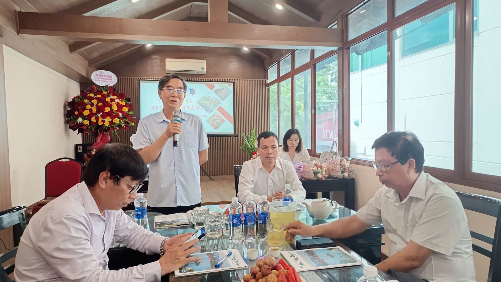 TS. Nguyễn Hữu Vạn trao quyết định, giao nhiệm vụ cho Ban Biên tập mới, giữa bối cảnh hội Sinh vật cảnh và Tạp chí Việt Nam Hương Sắc hợp tác phát triển.