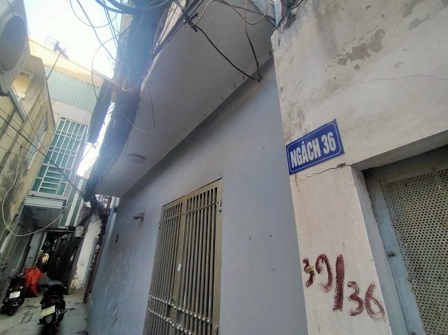 Đặc biệt đi sâu vào trong tại ngách 33, 34, 36...tồn tại nhiều công trình nhà ở, xóm trọ, cửa hàng kinh doanh...được xây dựng tràn lan trên đất nông nghiệp, đất quy hoạch, đất dự án trong 1 thời gian dài,….gây mất an ninh trật tự và tiềm ẩn nguy cơ PCCC.