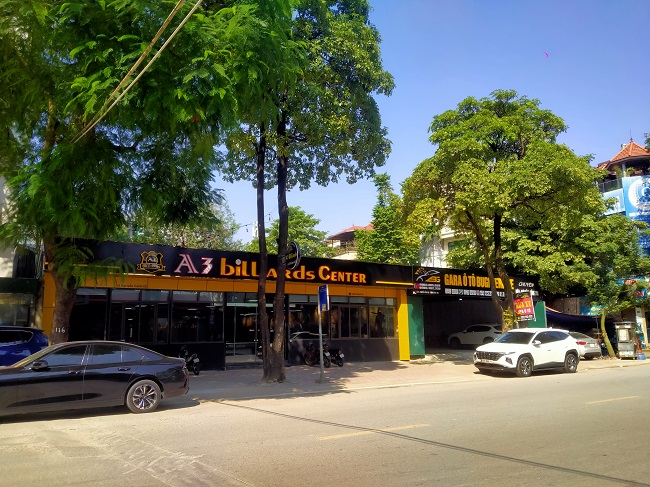 Dọc tuyến đường Nguyễn Cảnh Dị xuất hiện một số công trình xây dựng với quy mô lớn như nhà hàng Buffet Đồng Đội, Galaxy BilliArds Club,….