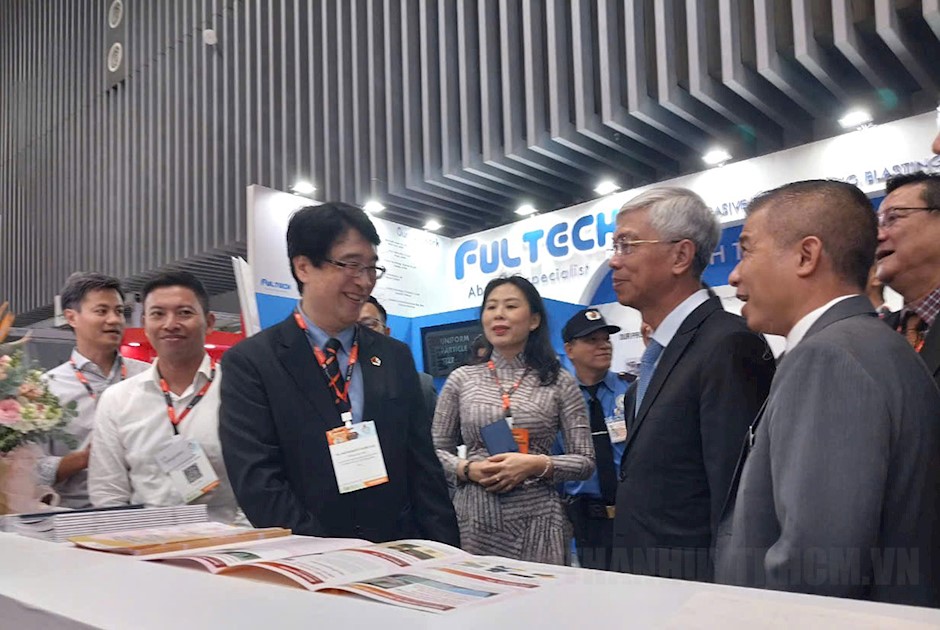 Phó Chủ tịch UBND TPHCM Võ Văn Hoan cùng các đại biểu tham quan gian hàng triển lãm