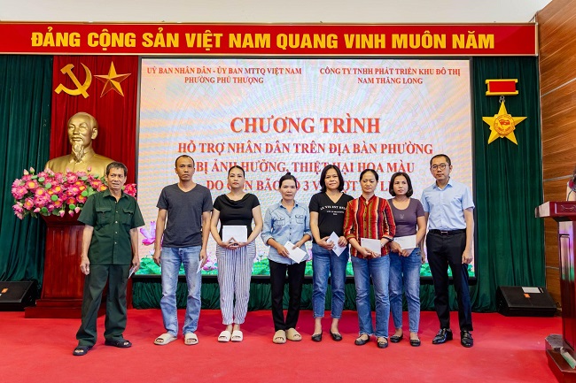 Lãnh đạo Khu đô thị quốc tế Ciputra Hanoi trao các suất hỗ trợ tới các hộ gia đình khó khăn tại Phường Phú Thượng ngày 7/10/2024.