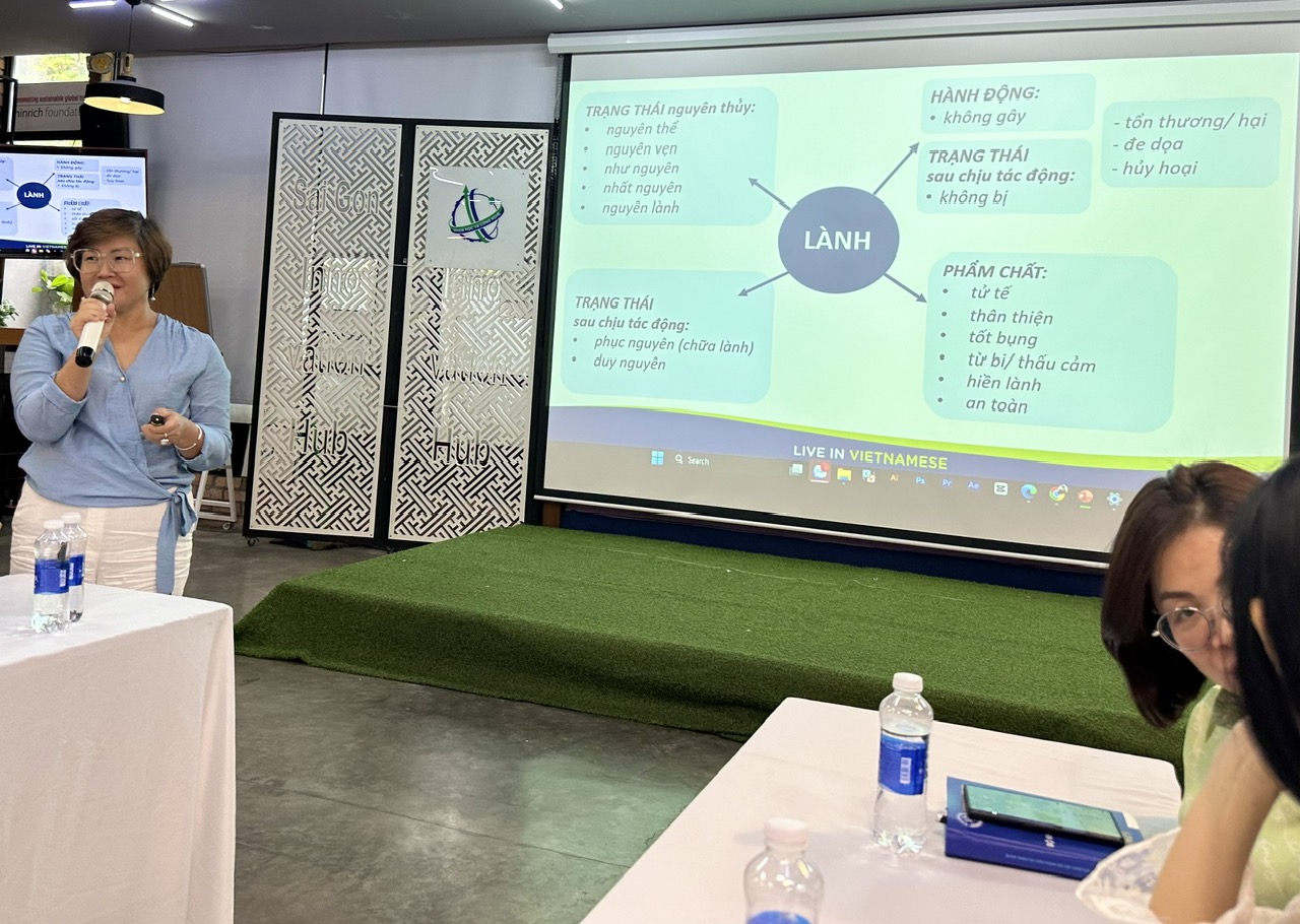Bà Võ Thị Thanh Bình - Giám đốc Trung tâm Vietnamese Language Studies (VLS), người sáng lập Lành Farm lan tỏa lối sống xanh, bền vững đến những người tham dự Hội thảo.