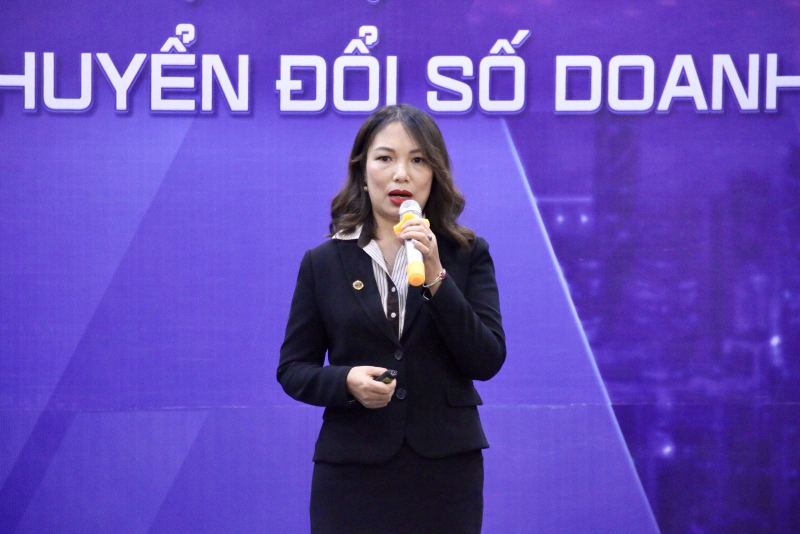 Bà Đinh Thị Thuý - Tổng Giám đốc Công ty Cổ phần MISA đã giới thiệu giải pháp thực tiễn nâng cao mức độ chuyển đổi số cho doanh nghiệp. Ảnh: Trần Thuỳ