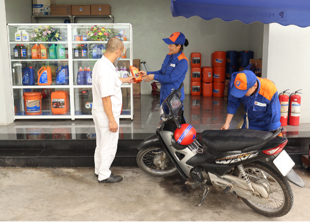 Công nhân bán hàng, giới thiệu sản phẩm ngoài xăng dầu