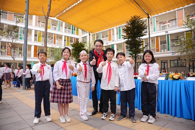 Ông Masaki Fujiwara chụp ảnh lưu niệm cùng các học sinh.