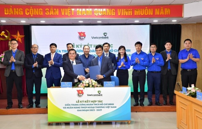 Đ/c Nguyễn Thanh Tùng – Phó Bí thư Đảng ủy, Thành viên HĐQT, Tổng giám đốc Vietcombank (bên trái) và đ/c Bùi Quang Huy - Ủy viên dự khuyết BCH Trung ương Đảng, Bí thư thứ nhất BCH Trung ương Đoàn ký kết hợp tác với sự chứng kiến của các đại biểu khách mời và lãnh đạo của Trung ương Đoàn TNCS Hồ Chí Minh và Vietcombank