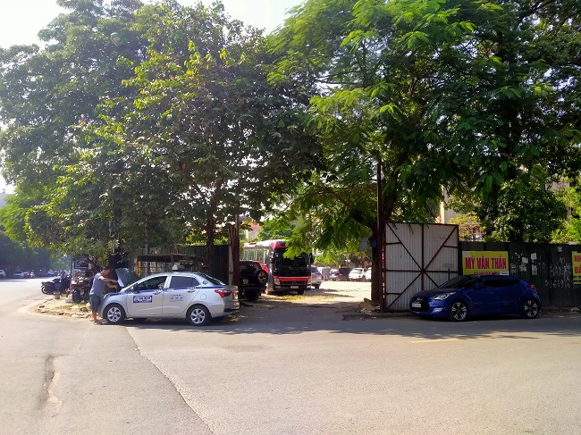 ... và các cơ sở kinh doanh kho xưởng, bãi xe,… các phương tiện lấn chiếm cả vỉa hè, lòng đường,…