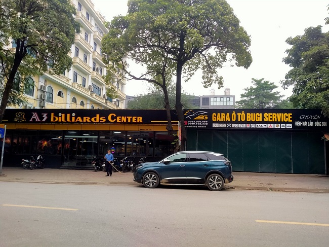 Dọc tuyến đường Nguyễn Cảnh Dị xuất hiện một số công trình xây dựng với quy mô lớn như nhà hàng Buffet Đồng Đội, Galaxy BilliArds Club, A3 BilliArds Center và các cơ sở kinh doanh kho xưởng, bãi xe,… các phương tiện lấn chiếm cả vỉa hè, lòng đường,…