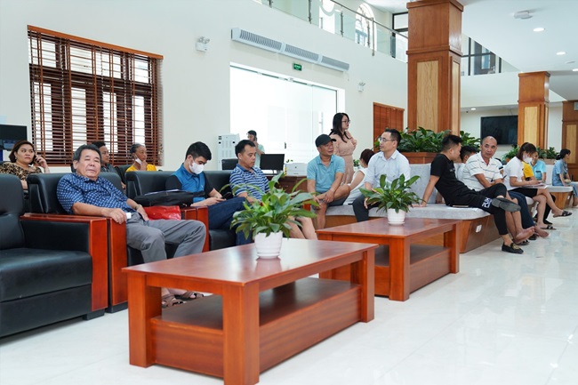 Người dân đến làm thủ tục hành chính tại bộ phận một cửa huyện Lạng Giang. Ảnh: Anh Thư