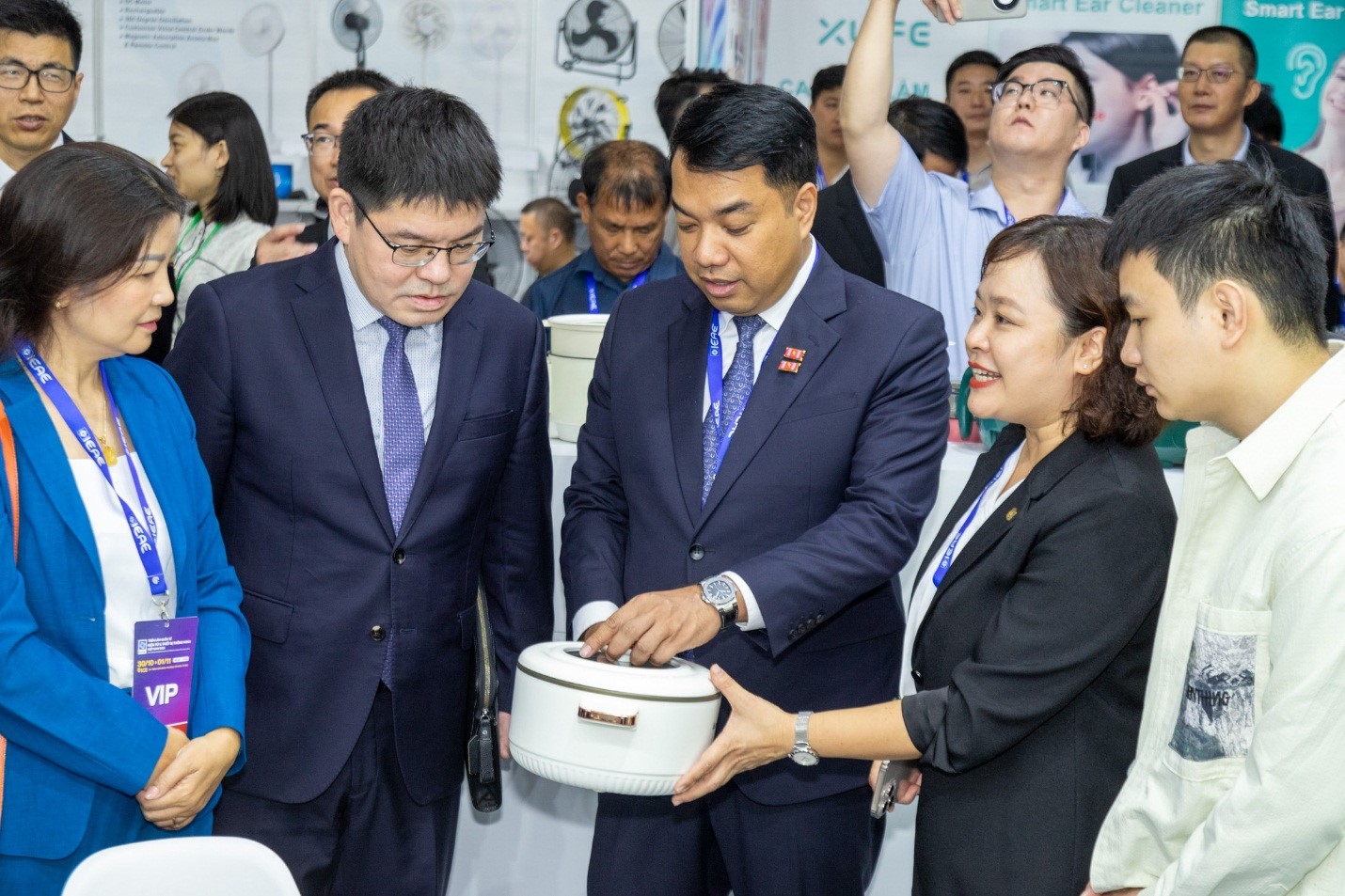 Các đại biểu tham quan các gian hàng tại triển lãm