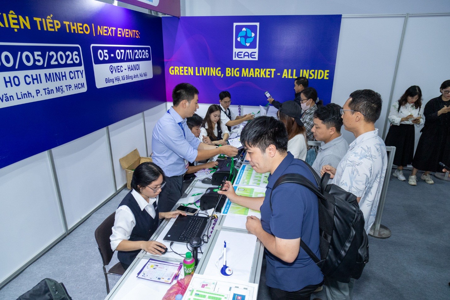 Triển lãm mở cửa sáng 30/10, thu hút đông đảo khách tham quan