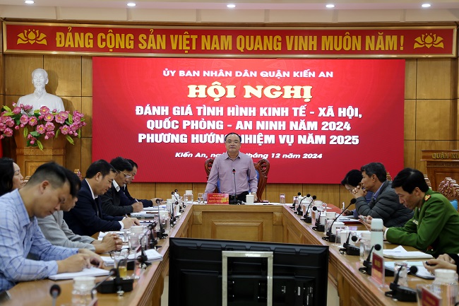 Chủ tịch UBND quận Nguyễn Trường Sơn phát biểu tại Hội nghị