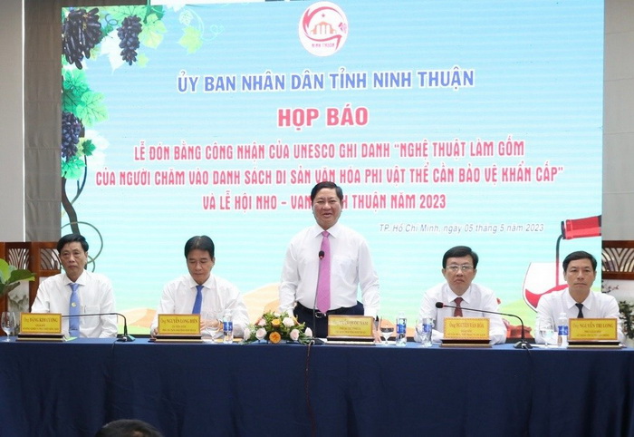 Đồng chí Trần Quốc Nam, Chủ tịch UBND tỉnh phát biểu tại họp báo