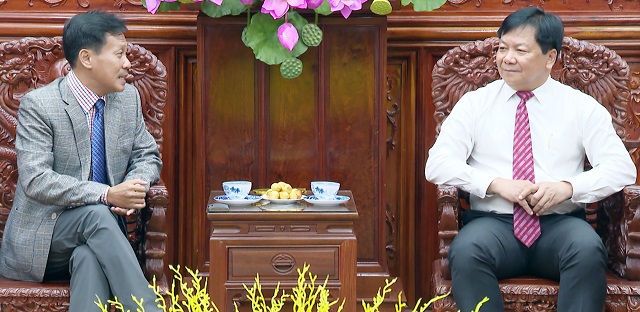 Chủ tịch Tập đoàn CBD ROBOTICS Võ Huy Phúc (trái) trao đổi cùng Phó Chủ tịch UBND tỉnh Bình Phước Trần Văn Mi về đề xuất thực hiện Dự án “Bình Phước Smart IT Park”.