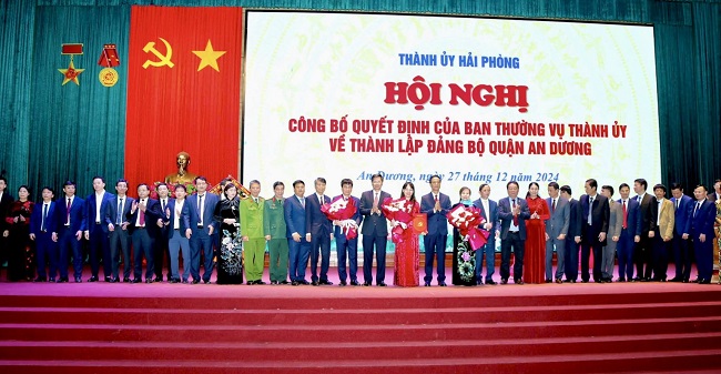 Đồng chí Đỗ Mạnh Hiến, Phó Bí thư Thường trực Thành uỷ và đồng chí Lê Anh Quân, Phó Chủ tịch Thường trực UBND thành phố trao Quyết định và hoa cho Đảng bộ Quận An Dương.