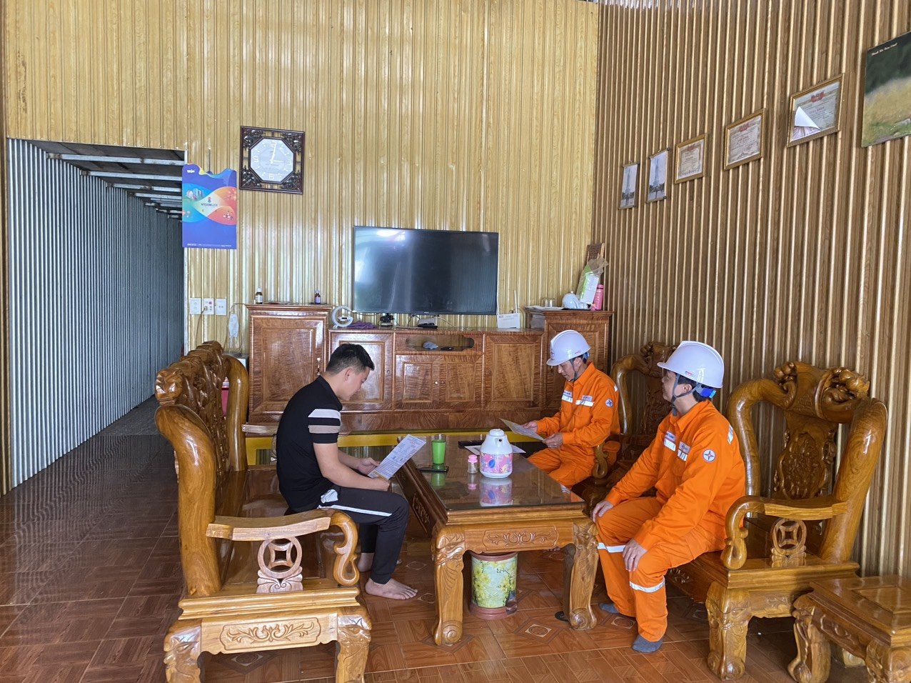 Các cán bộ công nhân Điện lực Na Hang tuyên truyền tiết kiệm điện tới người dân trên địa bàn