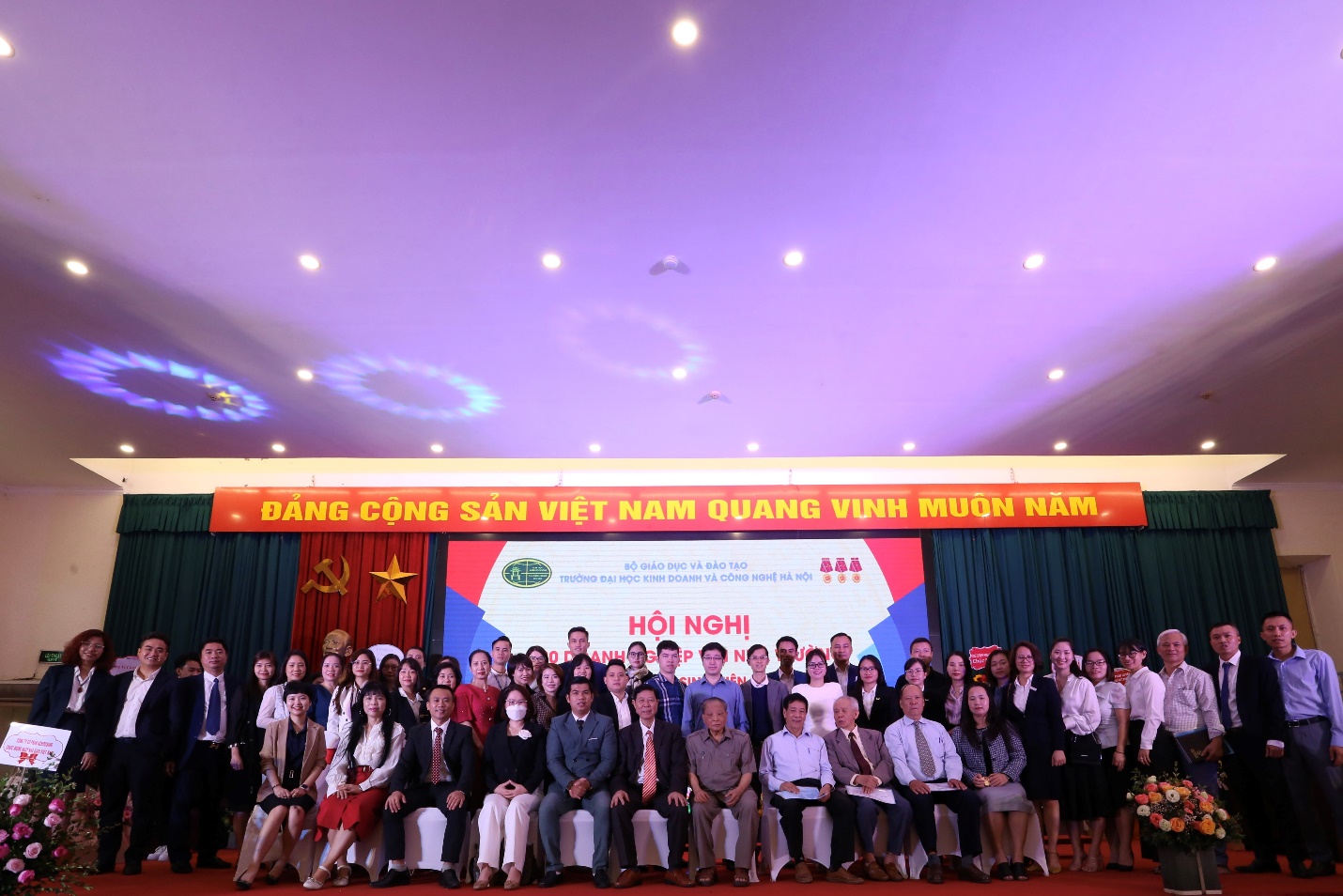 Đại diện Ban Giám hiệu và các Khoa hợp tác chụp ảnh lưu niệm cùng các Doanh nghiệp.