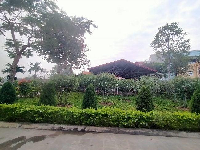 Bên trong nền được đổ bê tông, lát gạch xuất hiện những công trình kiên cố, mái tôn…