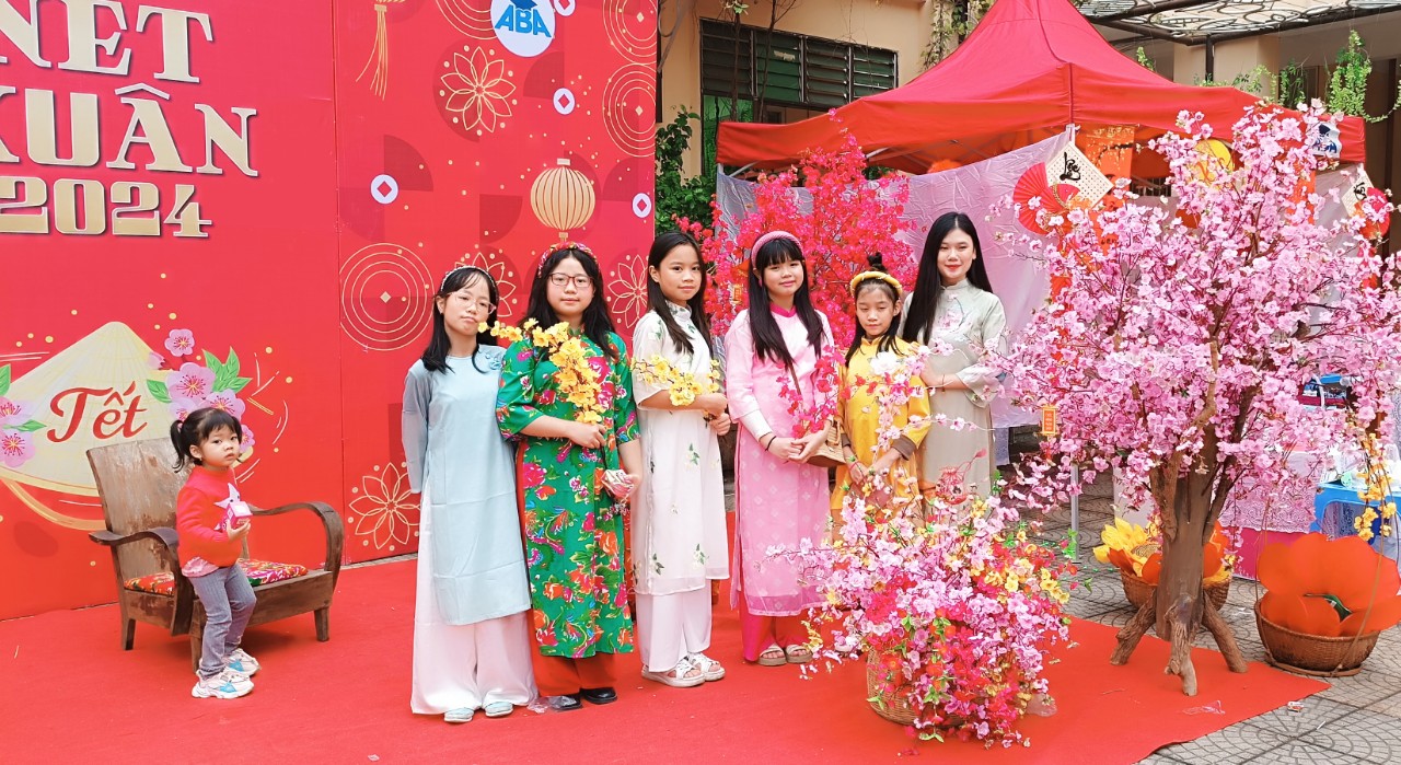 Thầy cô giáo cùng các học sinh cùng nhau lưu lại những kỷ niệm đẹp qua những bức ảnh