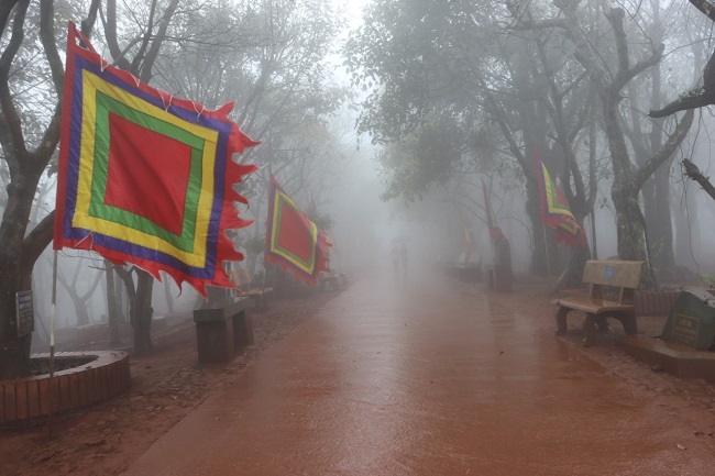                                     Đường dẫn lên huyệt đạo đền Am Tiên