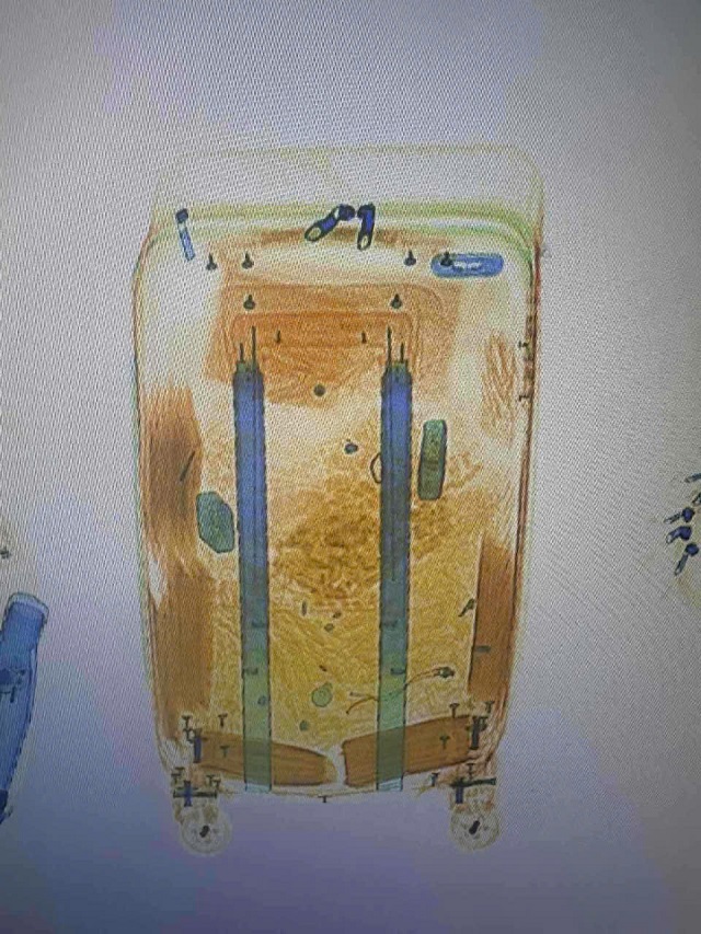 Phát hiện trong hành lý của đối tượng 716 viên kim cương