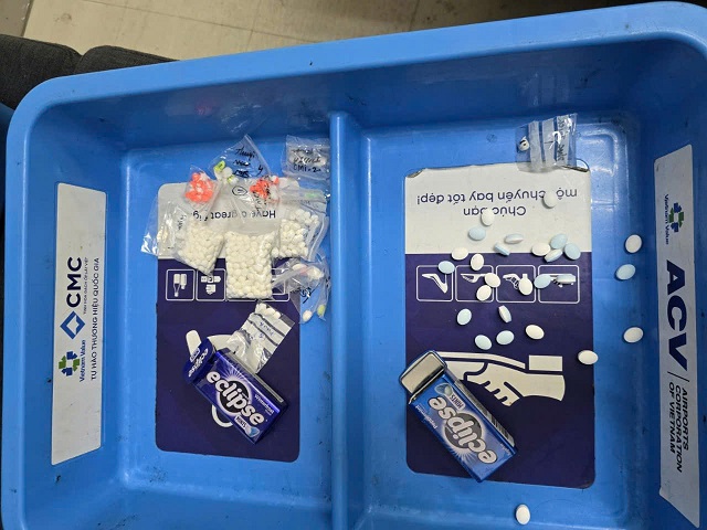 Kim cương được đối tượng cất giấu trong các hộp kẹo