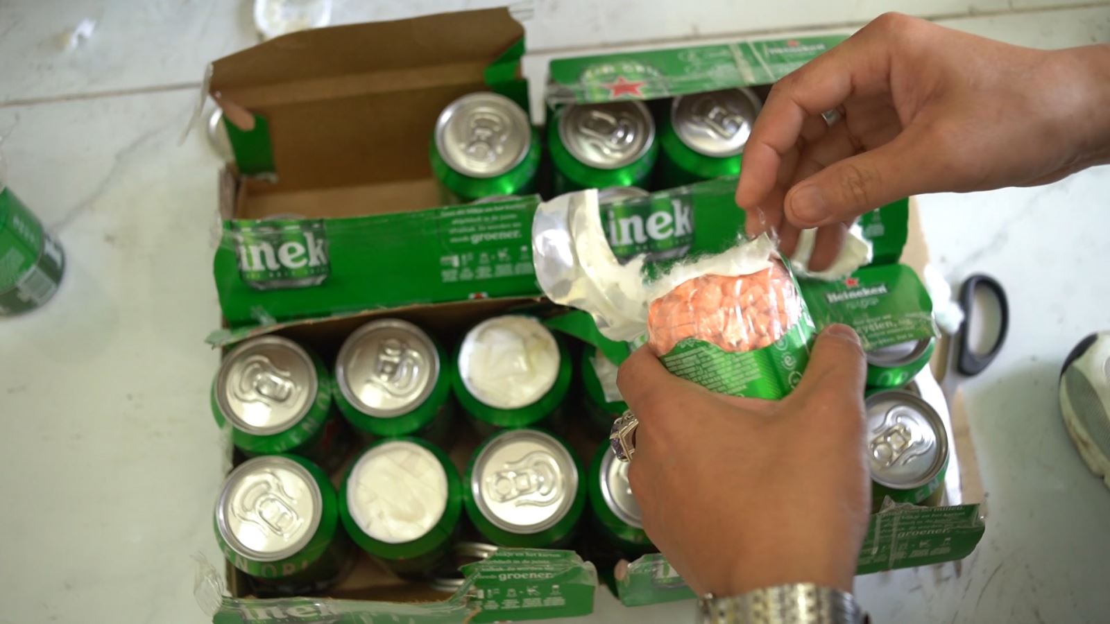 Gần 20kg ma tuý được nguỵ trang dưới vỏ bọc của các lon bia Heneken