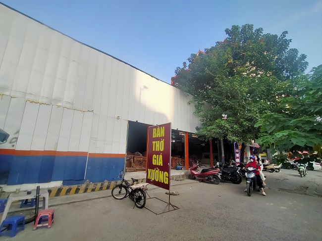 Dự án Tòa nhà Dịch vụ thương mại, nhà trẻ và nhà ở cao tầng VNT Hạ Đình nằm ngay mặt đường số 71 Nguyễn Xiển dự án chưa triển khai, tại đây đất dự án được quây tôn thành những bãi xe, cửa hàng kinh doanh….gây tiềm ẩn mất an ninh trật tự, nguy cơ cháy nổ….