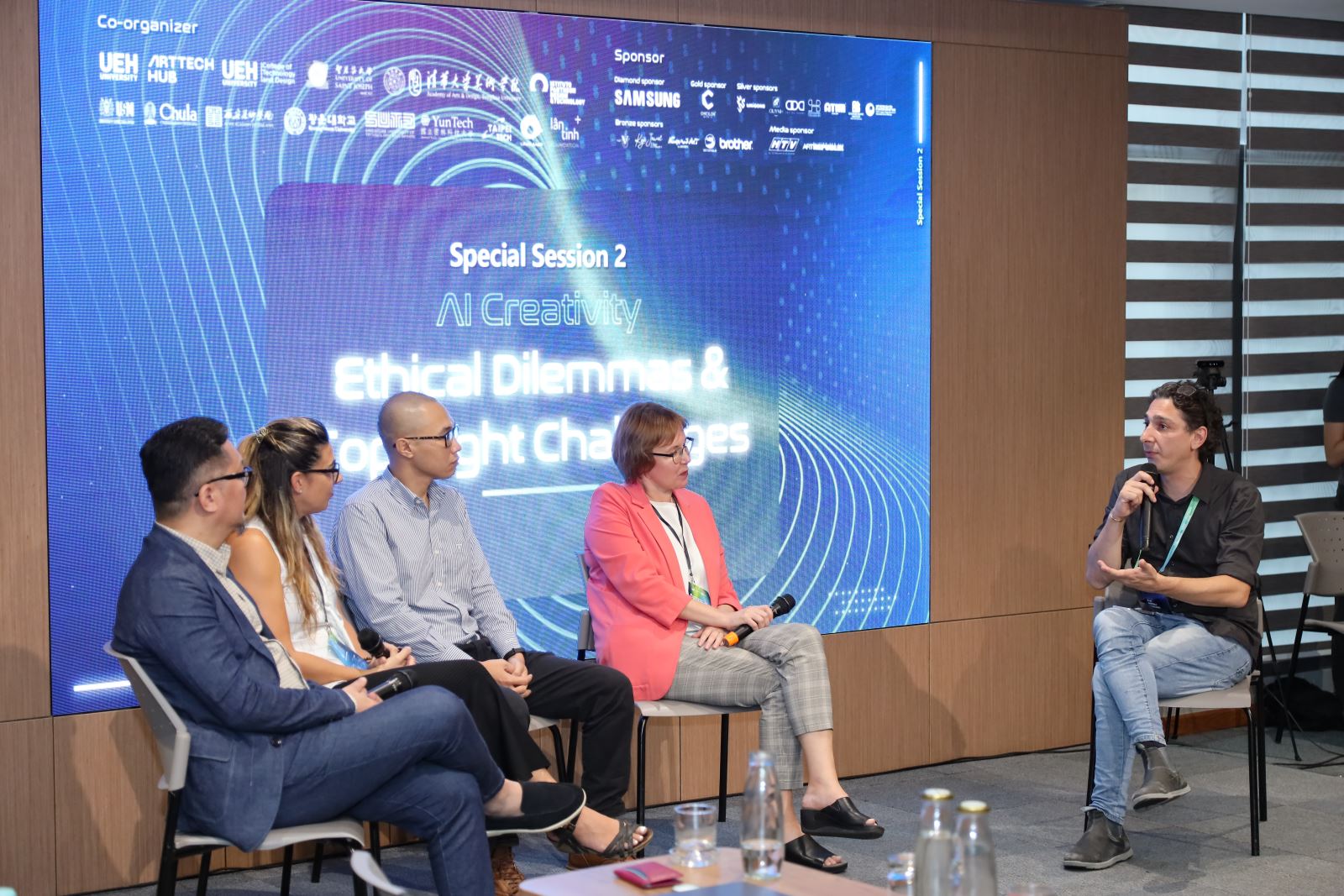  Chủ tọa cùng các diễn giả cùng bàn luận dự đoán về tương lai của sáng tạo nghệ thuật kết hợp cùng trí tuệ nhân tạo