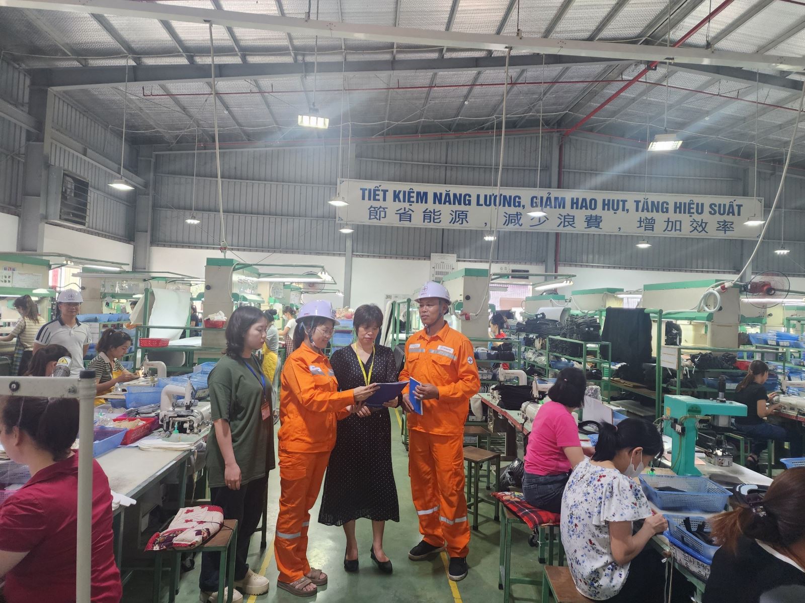 Bà Liu Ting Mei – Giám đốc Công ty TNHH sản xuất giày Chung Jye Tuyên Quang trao đổi với các cán bộ công nhân điện lực Thành phố Tuyên Quang về các giải pháp tiết kiệm điện