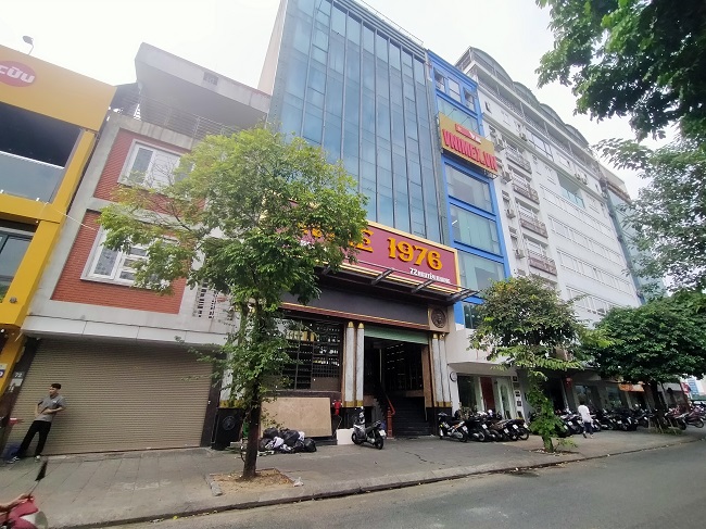 Tòa nhà 72C-74-76 Nguyễn Khang, Yên Hòa; Các lỗi vi phạm: Đưa công trình vào sử dụng, hoạt động khi chưa có giấy chứng nhận hoặc văn bản thẩm duyệt về PCCC; Đã có quyết định đình chỉ toàn bộ công trình theo Khoản 5 điều 38 với số tiền vi phạm hành chính là 42,5 triệu đồng nhưng công trình vẫn đang hoạt động.