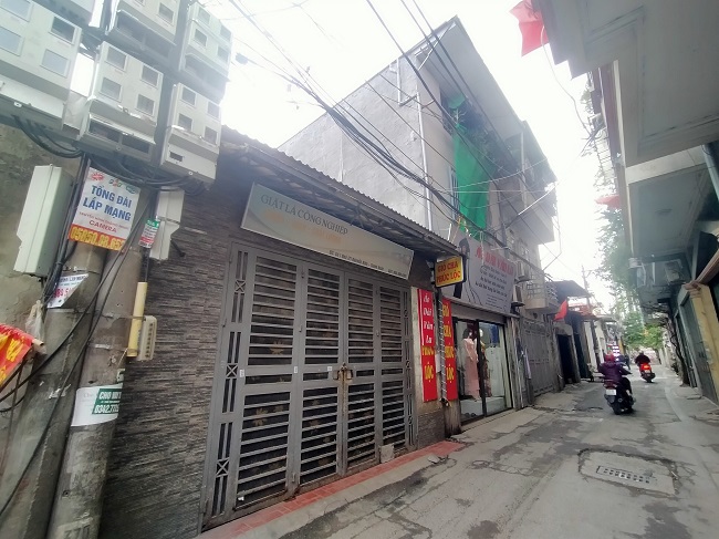 Gần ngõ 171 Nguyễn Xiển hàng loạt ki ốt, cửa hàng tồn tại nhiều năm nay….nhưng chính quyền không xử lý triệt để.