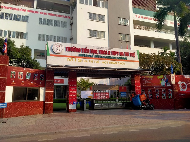 Trường đa trí tuệ MIS số 37 phố Hoàng Quán Chi, Dịch Vọng, KĐT mới Dịch Vọng (vi phạm: Xây vượt số tầng so với quy hoạch)