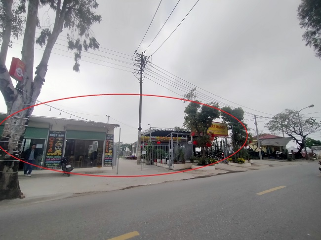 Nằm trên đường Vĩnh Quỳnh xuất hiện Quán bia và sân bóng M.H theo người dân chia sẻ thì được xây dựng hơn năm nay, quy mô hơn nghìn m2.