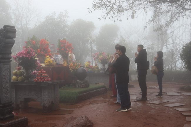 Du khách về dâng hương tại huyện đạo đền Am Tiên cầu may đầu năm.