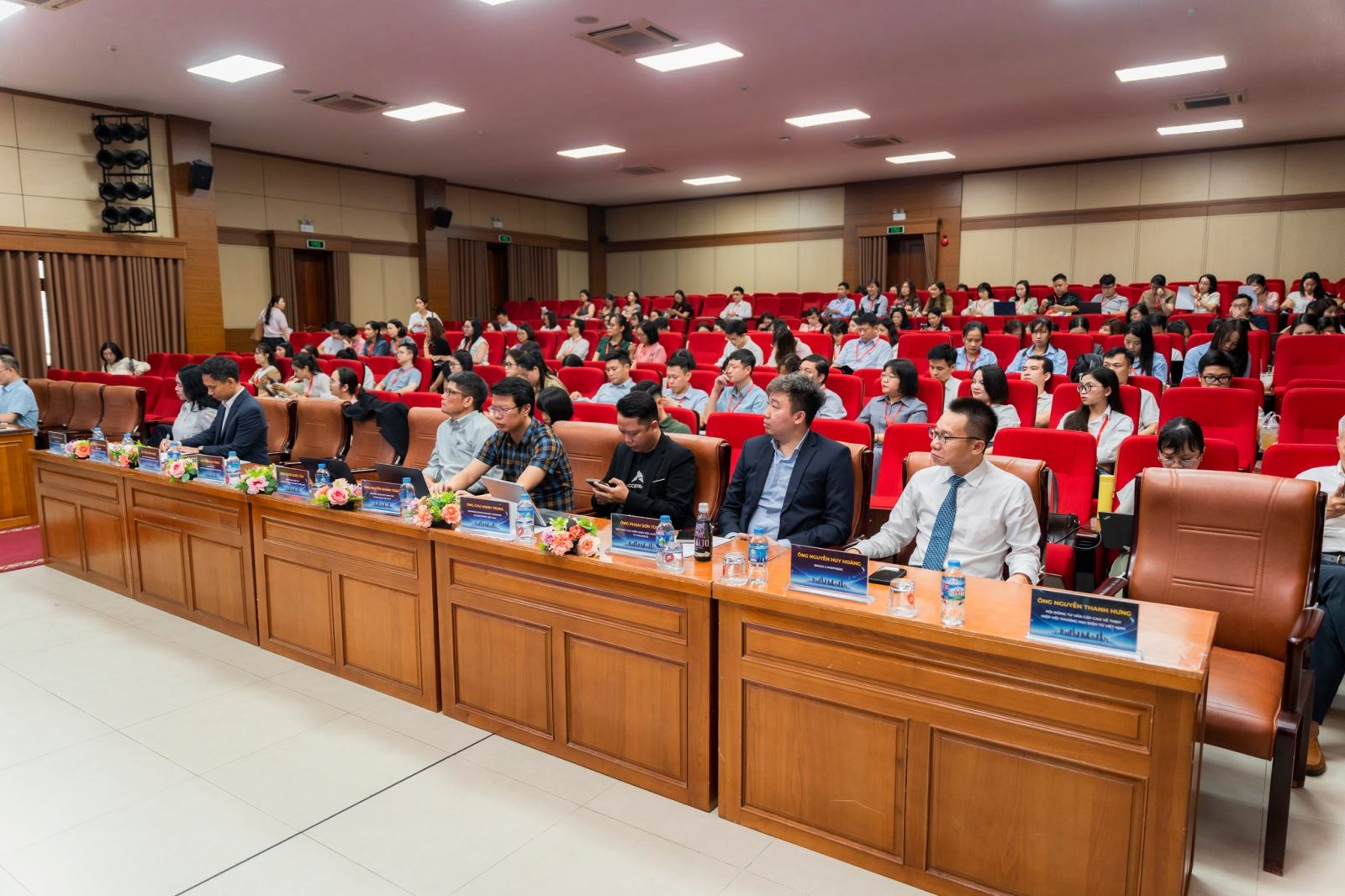  hơn 3.000 sinh viên cho thấy tâm lý lạc quan về triển vọng nghề nghiệp, với hơn 80% sinh viên tin rằng ngành thương mại điện tử mang lại nhiều cơ hội việc làm trong vài năm tới.