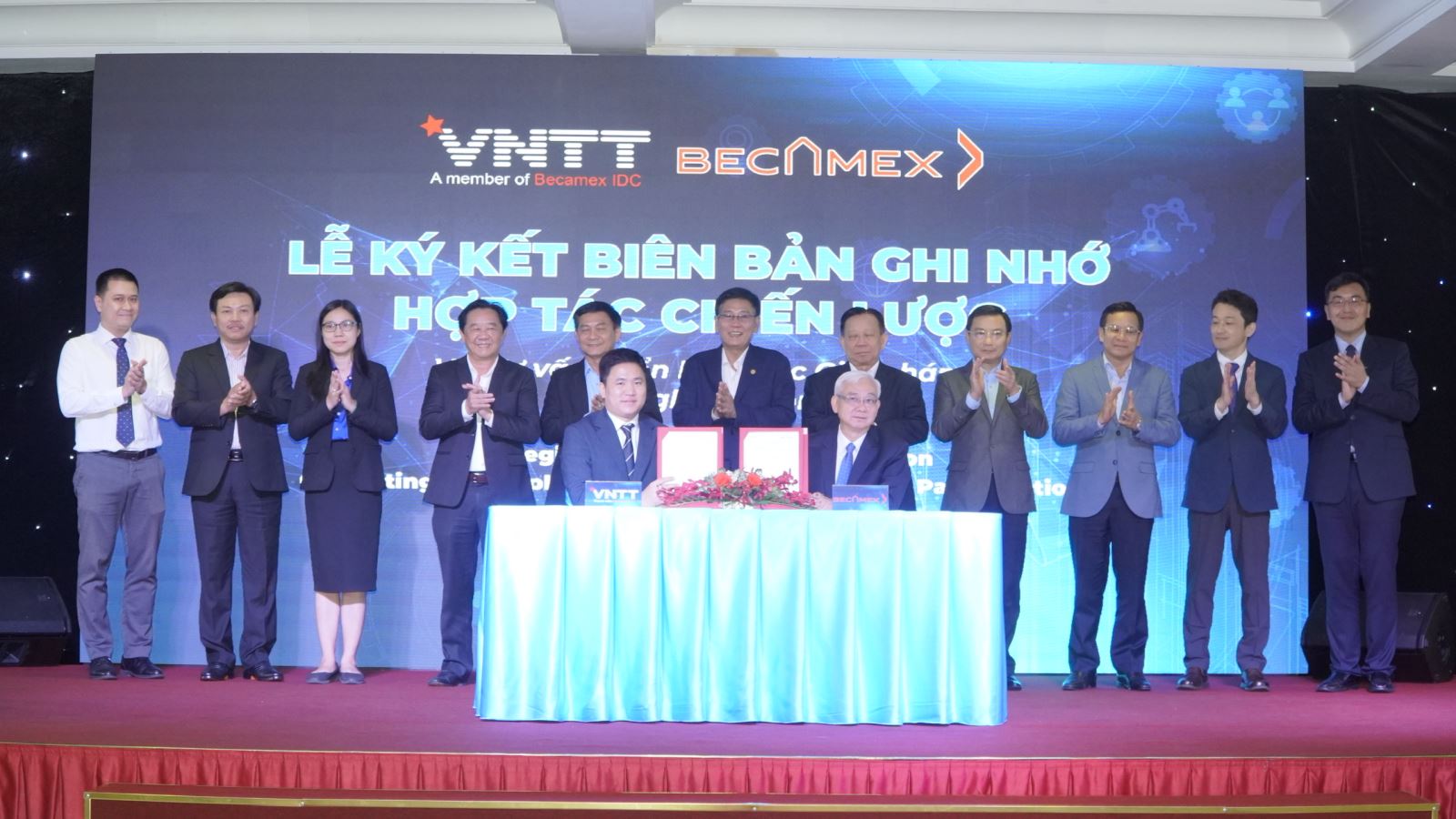 Ông Phạm Ngọc Thuận – tổng giám đốc Becamex IDC (ngồi bên phải) và TS Phạm Tuấn Anh - TGĐ VNTT; Giám đốc Văn phòng TPTM Bình Dương (ngồi bên trái) ký kết ghi nhớ về chuyển đổi công tác vận hành KCN Becamex thành KCN thông minh