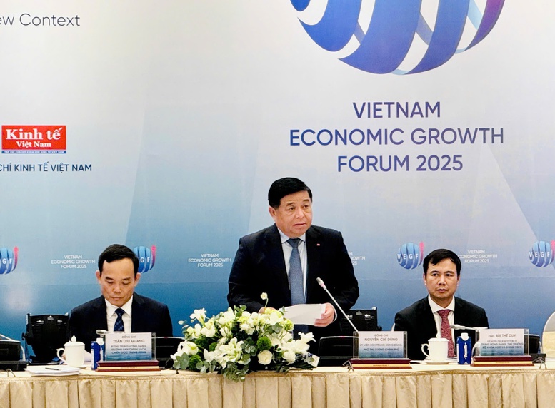 Phát biểu tại Diễn đàn Tăng trưởng kinh tế Việt Nam 2025, Phó Thủ tướng Nguyễn Chí Dũng phân tích các xu hướng lớn của kinh tế thế giới và khu vực hiện nay, đồng thời đưa ra 7 giải pháp trọng tâm để hóa giải khó khăn, thách thức, làm mới các động lực tăng trưởng - Ảnh: VGP/Thu Sa