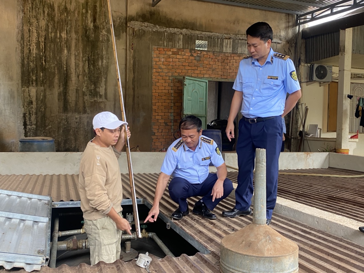 Đoàn kiểm tra bể chứa xăng của 01 cửa hàng trên địa bàn tỉnh Đắk Lắk