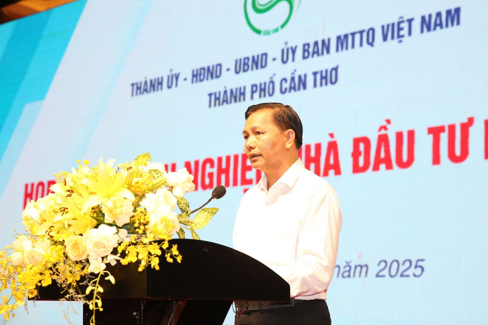 Chủ tịch UBND TP. Cần Thơ Trần Văn Lâu phát biểu tại cuộc gặt mặt với cộng đồng doanh nghiệp - Ảnh: VGP/LS