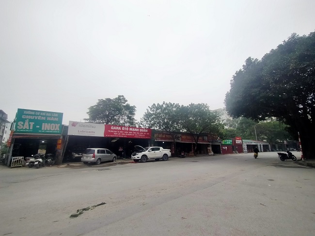 và các cơ sở kinh doanh kho xưởng, bãi xe,… các phương tiện lấn chiếm cả vỉa hè, lòng đường,…