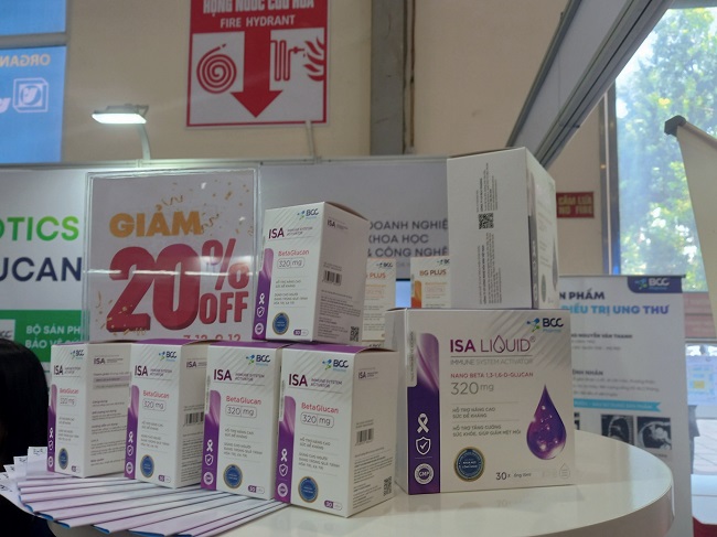 Khách hàng được tư vấn sản phẩm tại các gian hàng. 