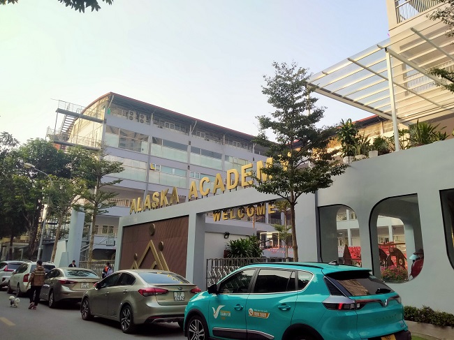 Trường Alaska Academy – trước đó là trường mầm non Thăng Long Kidsmast, Lô NT1, khu đô thị mới Dịch Vọng, phố Thọ Tháp, phường Dịch Vọng (vi phạm: Xây vượt số tầng so với quy hoạch…)