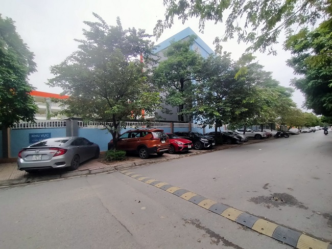 Ngõ 460 Khương Đình, đoạn qua tòa nhà Five Star Garden và các tuyến đường xung quanh hồ Hạ Đình...hàng quán, xe ô tô đua nhau chiếm dụng lòng đường, vỉa hè... làm nơi kinh doanh, dừng đỗ phương tiện…