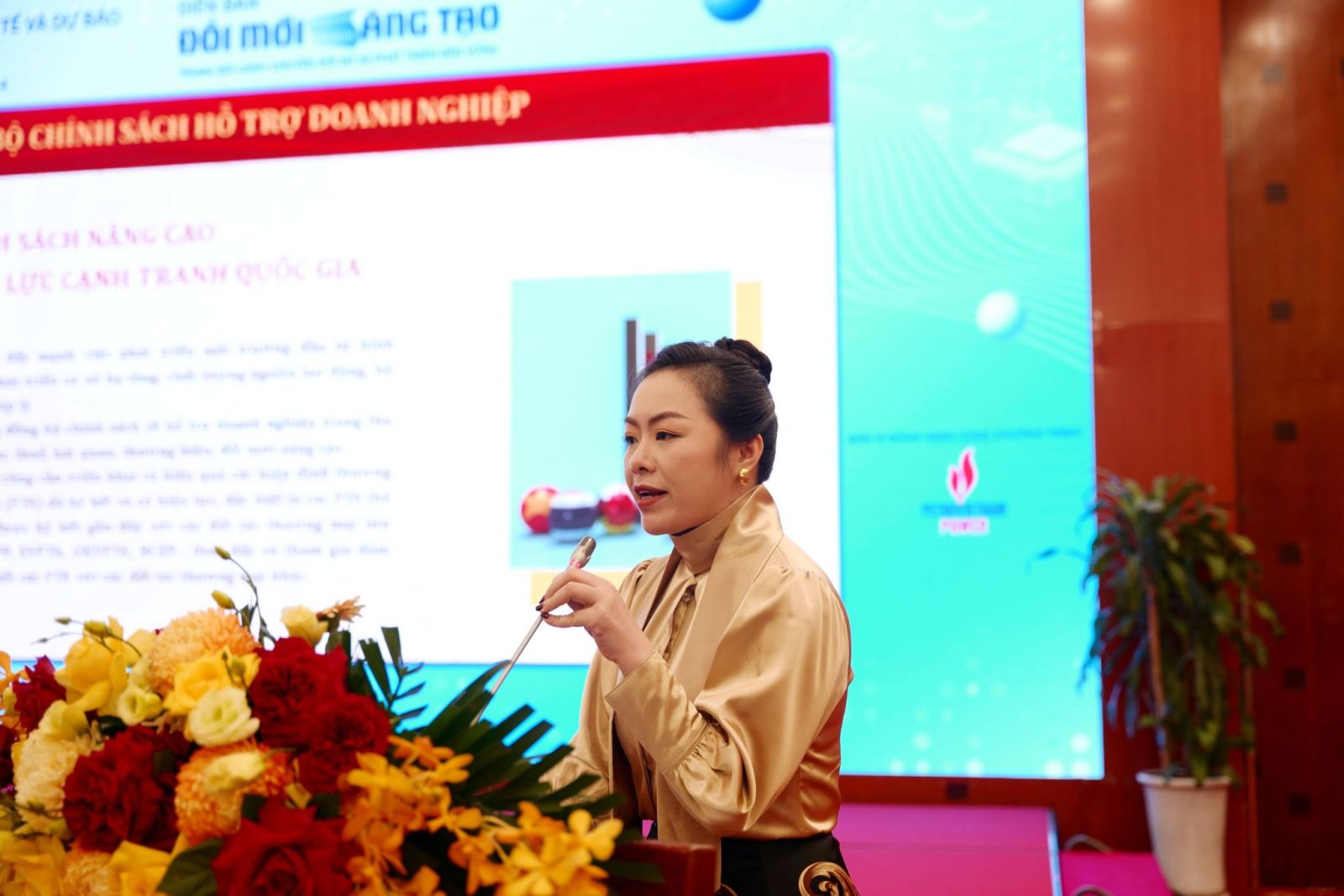 Bà Nguyễn Thy Nga, Viện trưởng Viện Quản trị chính sách và Chiến lược phát triển thuộc Liên hiệp các hội Khoa học và Kỹ thuật Việt Nam, Chủ nhiệm Đề tài Từ chính sách ra Cuộc sống