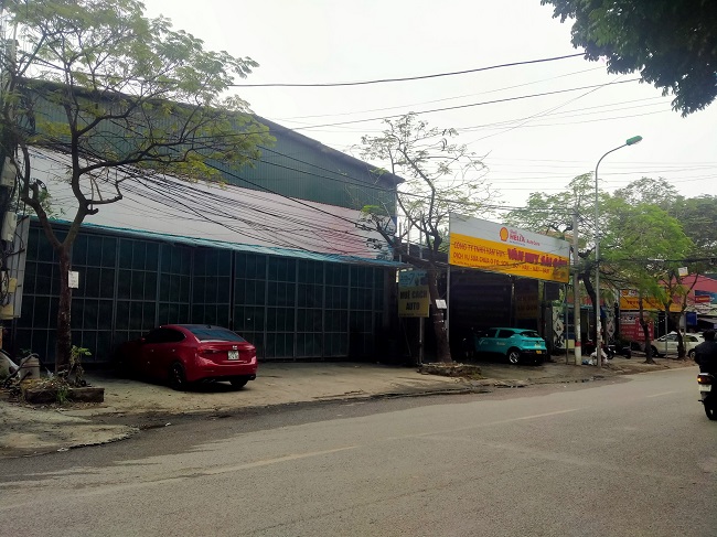 Dọc cuối con đường Đặng Xuân Bảng gần cầu Cầu L1 cũng xuất hiện các cơ sở kinh doanh ăn uống, kho xưởng, bãi xe… chưa đủ điều kiện PCCC tiềm ẩn nguy cơ mất an toàn, cháy nổ.