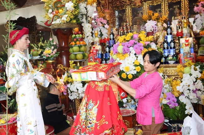 Nghi lễ hầu thánh dân gian được tổ chức tại đền Am Tiên