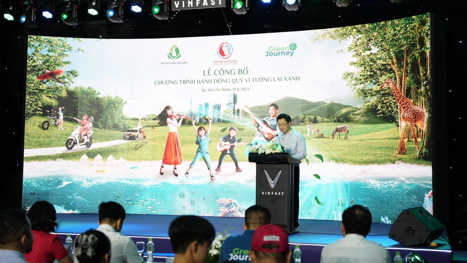 Ông Lý Minh Tuấn, đại diện Ban điều hành Quỹ Vì Tương lai Xanh công bố 10 chương trình hành động trọng điểm của Quỹ.