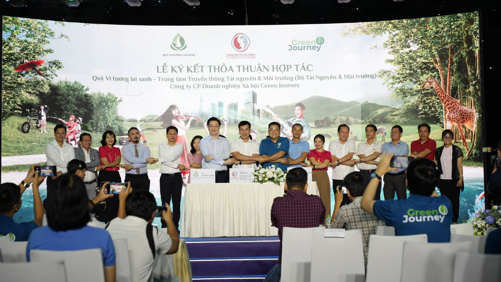 ký kết Thỏa thuận hợp tác và phát động chương trình hành động “Vì một Việt Nam xanh” với Trung tâm truyền thông Tài nguyên và Môi trường (Bộ Tài nguyên và Môi trường) và Công ty cổ phần Doanh nghiệp xã hội Green Journey.