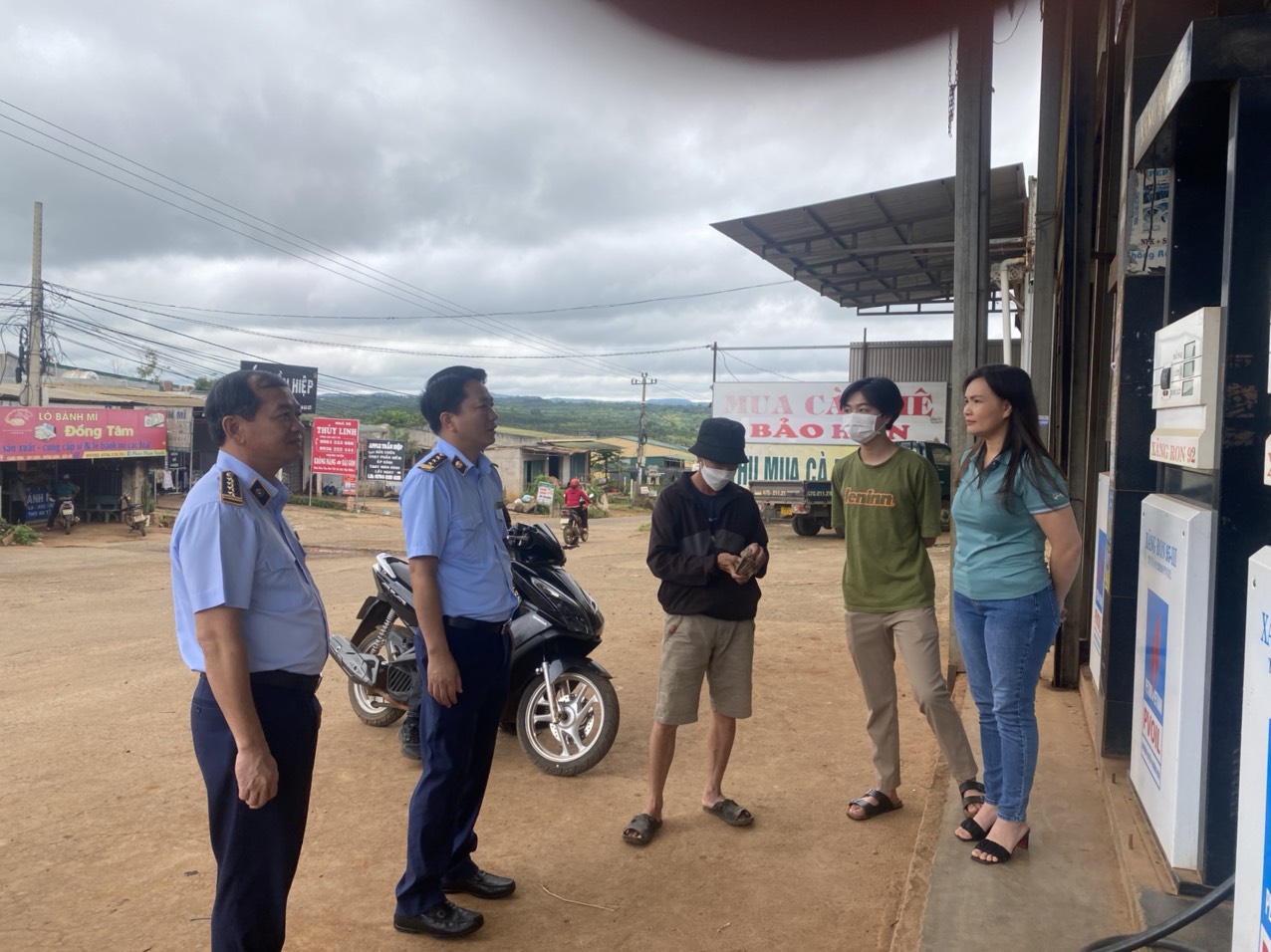 Phó Tổng cục trưởng Tổng cục QLTT Nguyễn Thanh Bình (thứ hai từ trái sang) tại hiện trường kiểm tra